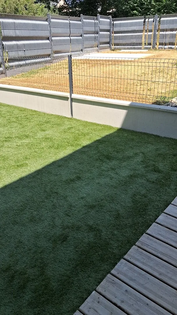 Jardin entretenu avec terrasse bois — JMW Entreprise paysagiste