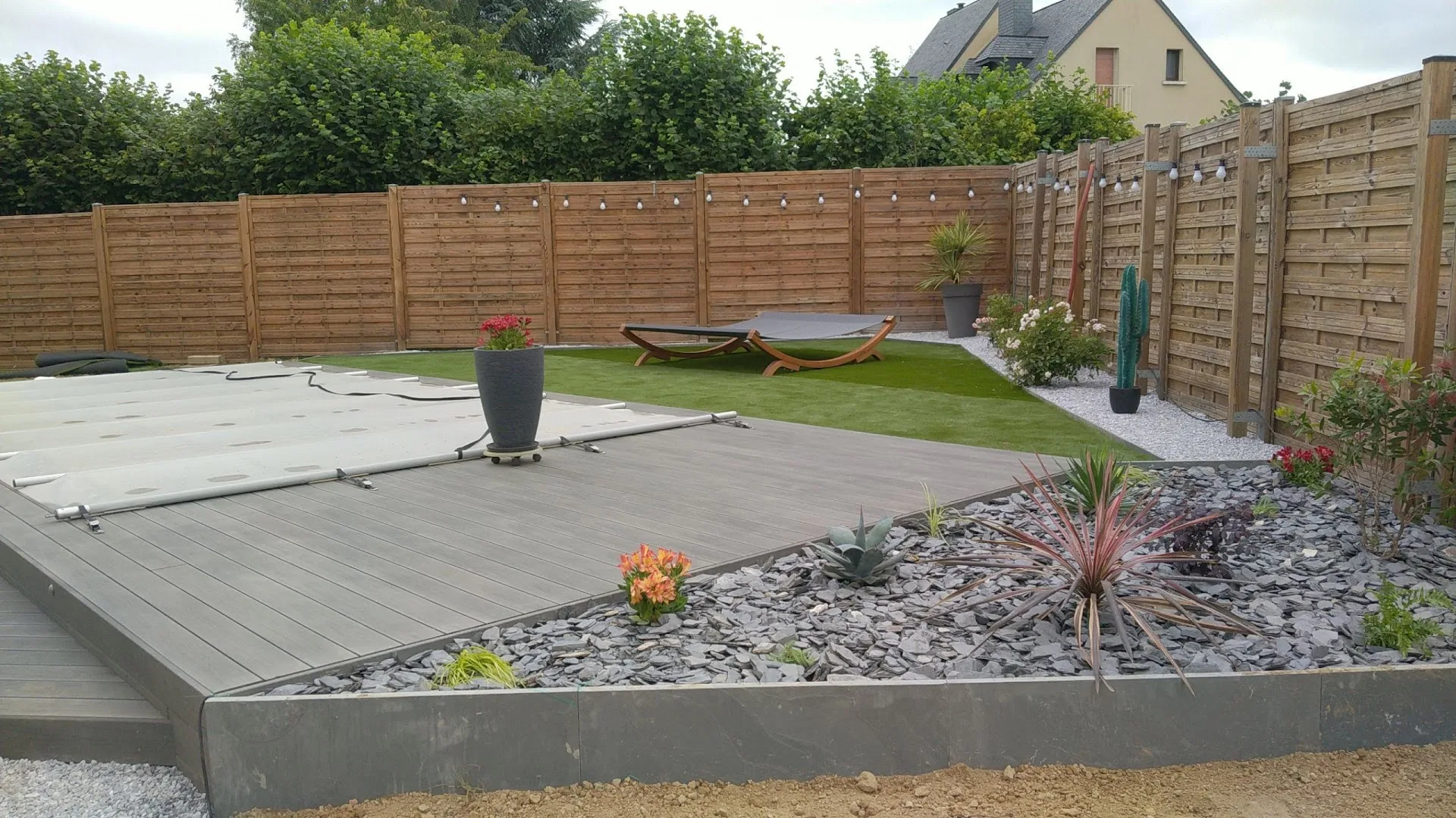 Jardin aménagé avec terrasse, piscine, gazon et clôture bois — JMW Entreprise Laval