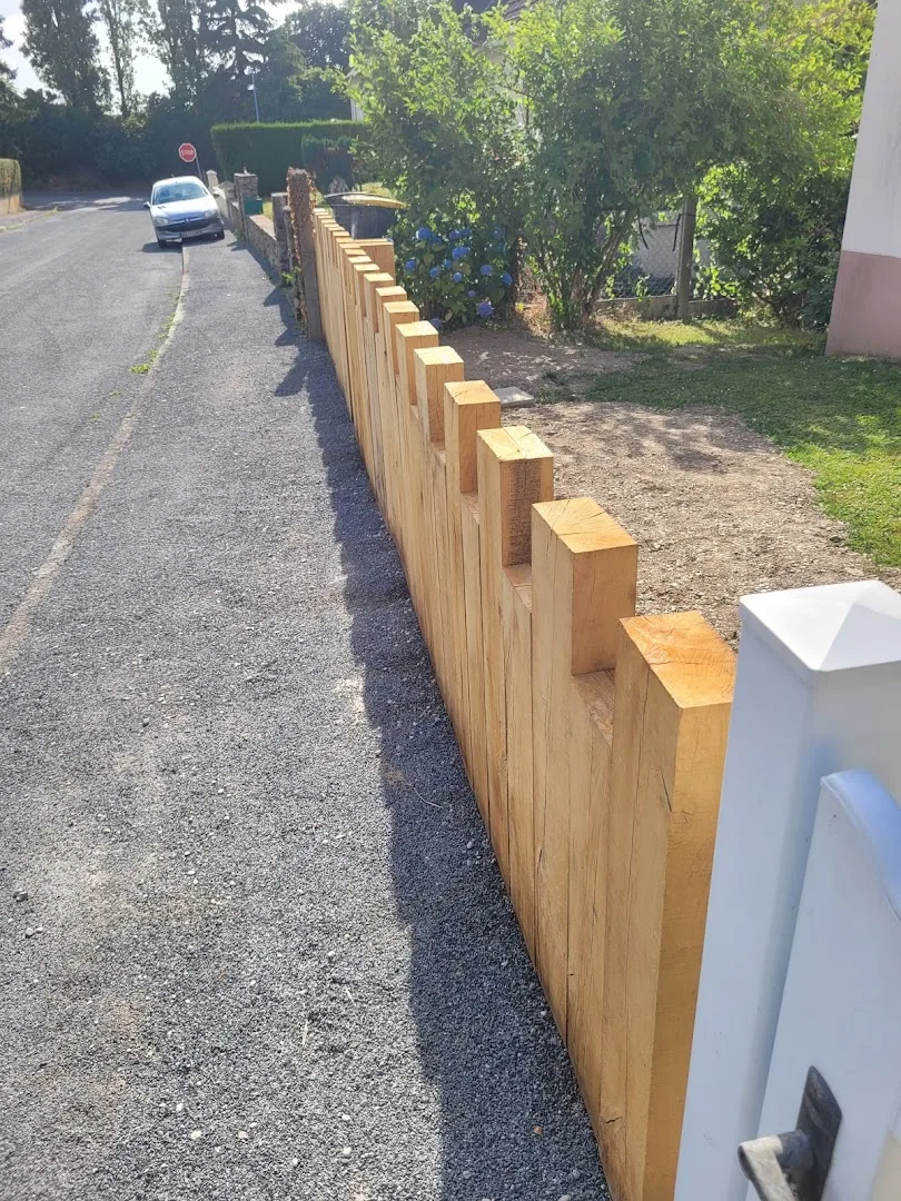 Clôture bois et poteaux métal posée par JMW Entreprise à Laval